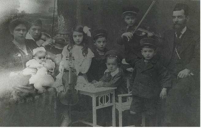 דבורה אביגדור והילדים בברלין.